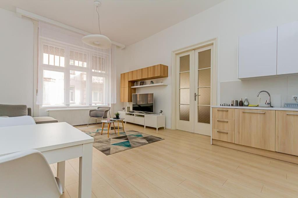 Luminous Design Apartment - W18 Budapest Luaran gambar
