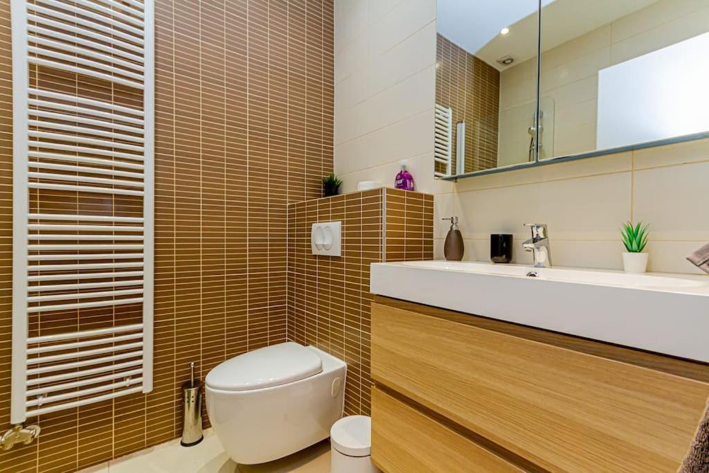 Luminous Design Apartment - W18 Budapest Luaran gambar